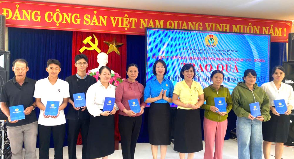Hoi An Tay Ward Trade Union, Da Nang established 10 new grassroots trade unions. Photo provided by Hoi An Tay Trade Union