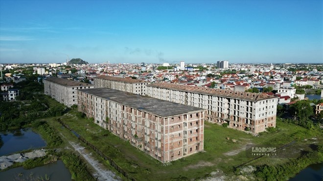 Ninh Binh province's concentrated student dormitory project is under construction and abandoned for more than 10 years. Photo: Nguyen Truong