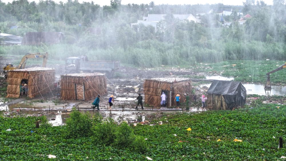 Practicing drills, calling for and relocating people to safe places to avoid storms. Photo: Phuong Vu/ An Giang Military Command
