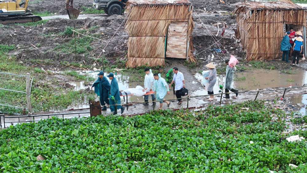Thực hành kêu gọi, di dời người dân đến nơi an toàn. Ảnh: Phương Vũ/ Bộ CHQS An Giang