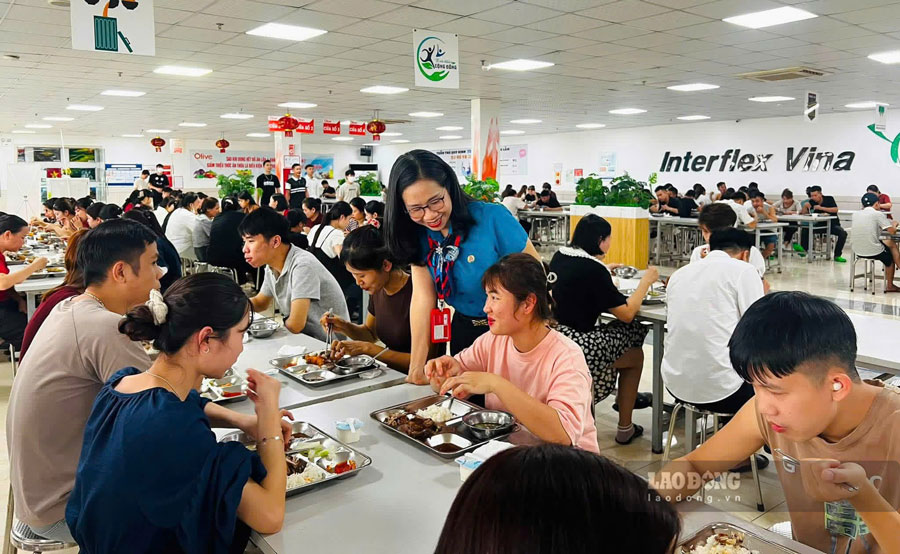 Leaders of the Phu Tho Provincial Industrial Park Trade Union Board talk with workers and laborers. Photo: Hoang Loan