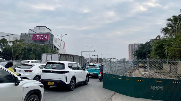 Adjusting traffic on Dam Quang Trung street to construct Co Linh underpass. Photo: Hoai Anh