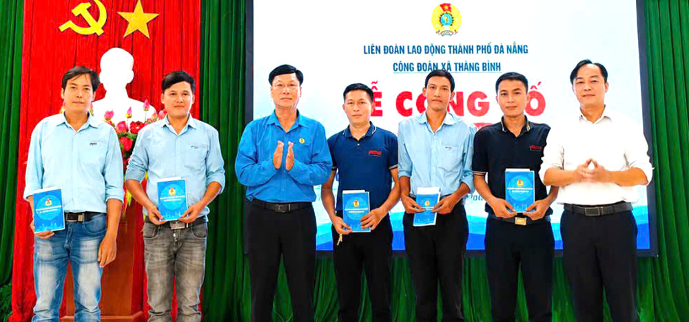 Thang Binh Commune Trade Union, Da Nang established a grassroots Trade Union, admitting 30 new union members. Photo: Thang Binh Trade Union