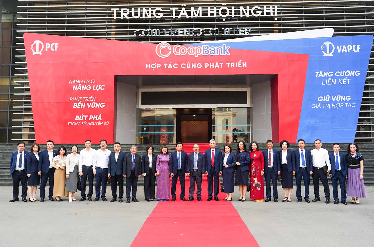 Phó Thống đốc Thường trực Ngân hàng Nhà nước Việt Nam Đoàn Thái Sơn, cùng đại diện một số lãnh đạo các đơn vị thuộc Ngân hàng Nhà nước và lãnh đạo Co-opBank chụp ảnh lưu niệm tại Đại hội Đại biểu Thành viên Co-opBank năm 2025. Ảnh: Co-op Bank