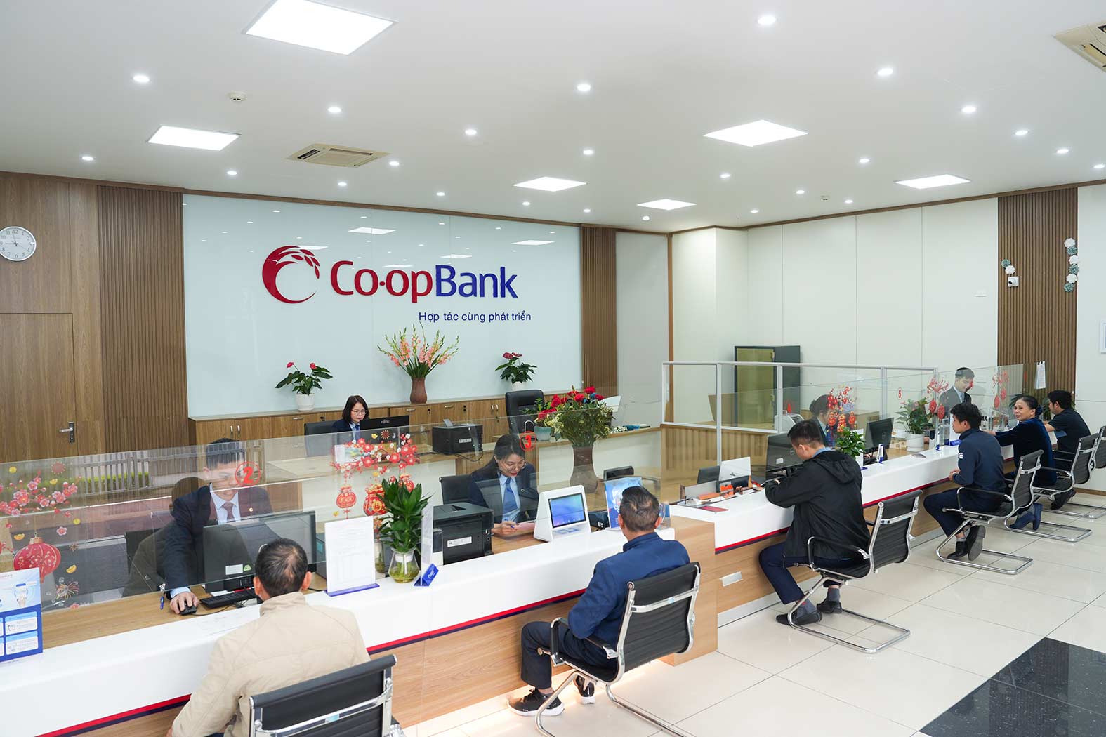 Khách hàng giao dịch tại Co-opBank. Ảnh; Co-op Bank