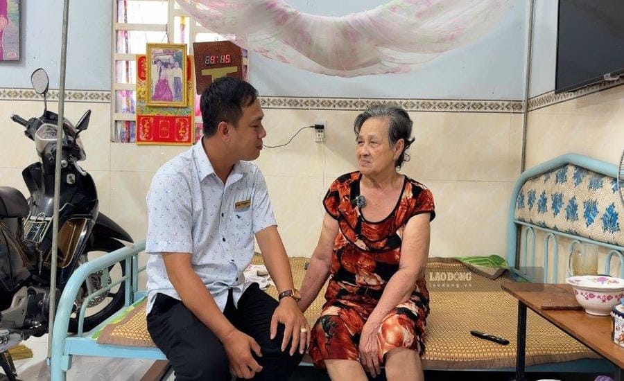 Bà Trương Thị Bảy cho biết, nhiều năm phải đóng kín cửa nhà vì tro, bụi từ nhà máy xay lúa phát tán.Ảnh: Hoàng Lộc