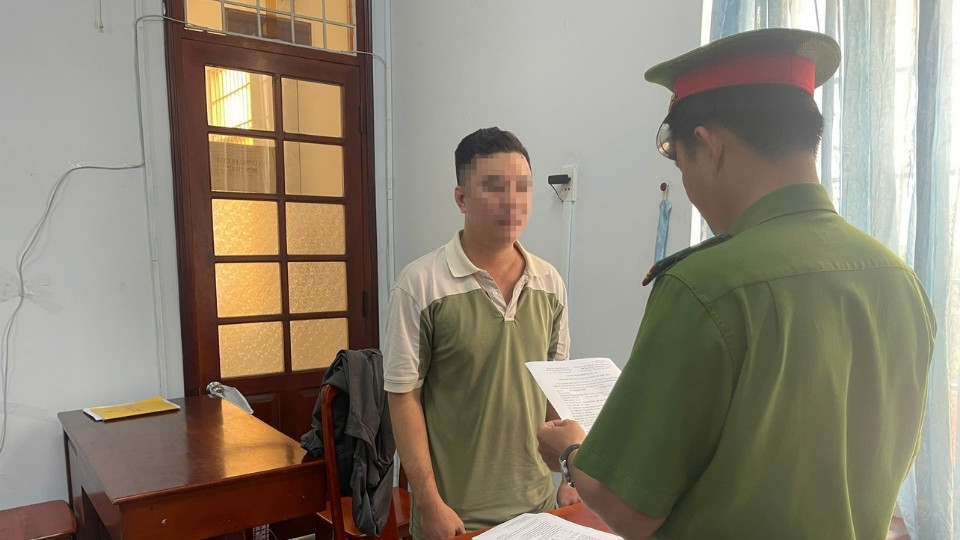 Prosecuting the truck driver who caused an accident that killed one person. Photo: Vinh Long Provincial Police e-Portal