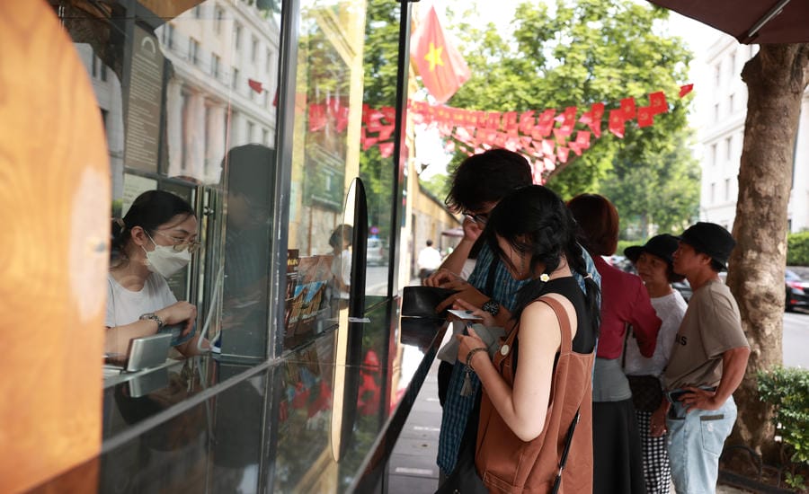 La carte culturelle aidera les gens à accéder aux produits culturels. Photo prise au guichet du site historique de Hoa Lo (Hanoï). Photo Hai Nguyen