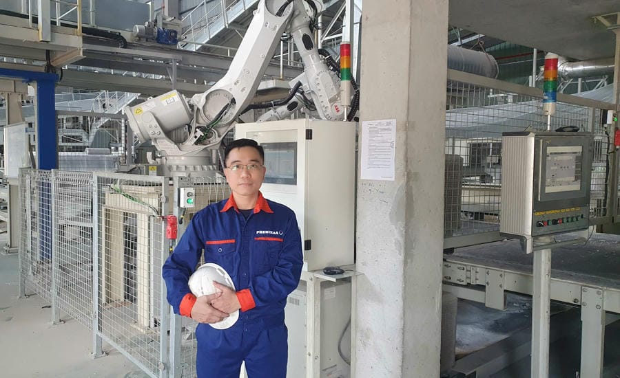 M. Phạm Phi Hải - coordinateur de vibration, Société par actions du groupe Phượng Hoàng Xanh A&A Phenikaa sur son lieu de travail. Photo: Personnage fourni