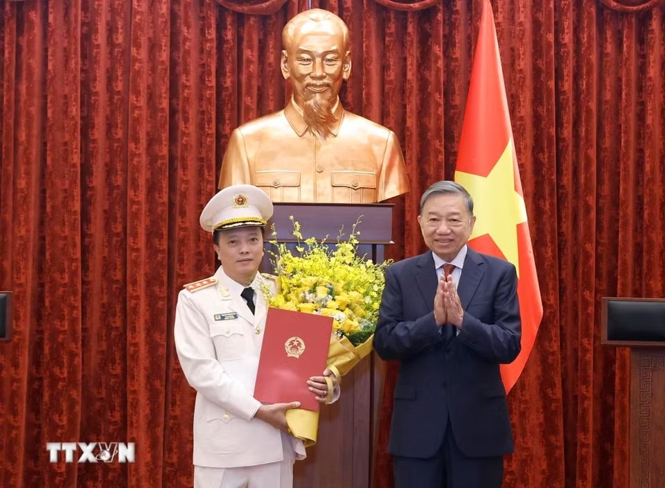 General Secretary and President To Lam awarded the Decision to promote the rank from Lieutenant General to Senior Lieutenant General to Deputy Minister of Public Security Dang Hong Duc. Photo: VNA