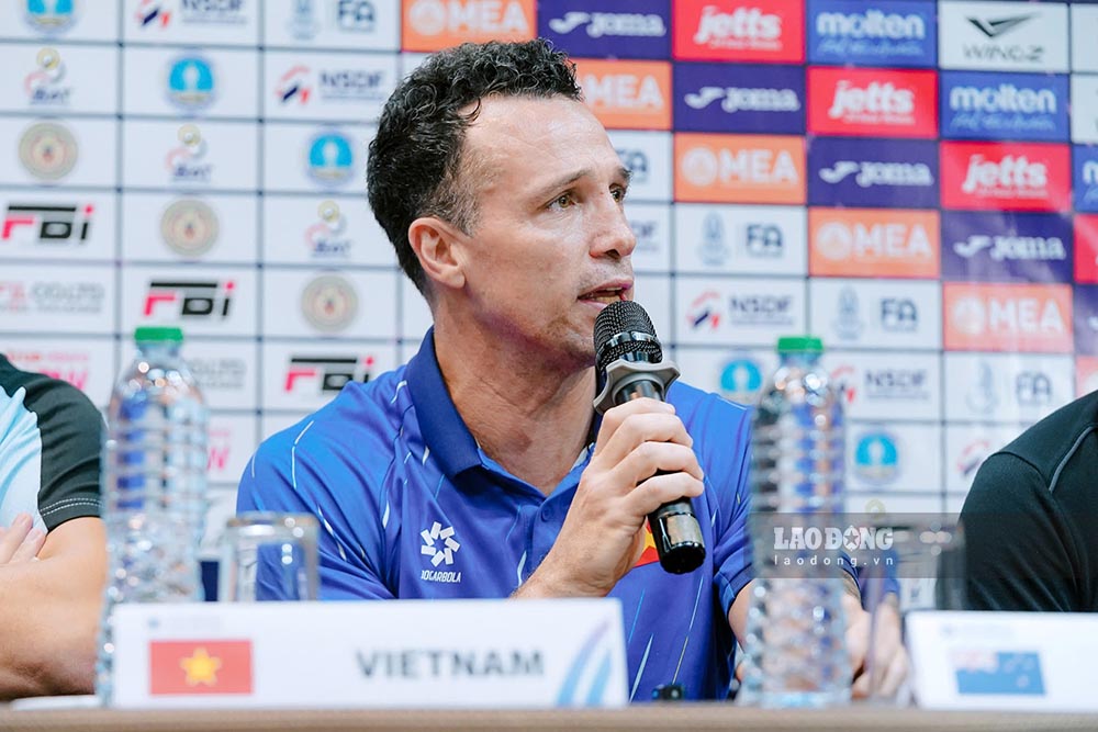 El entrenador Diego Raul Giustozzi de la selección vietnamita de fútbol sala espera que los jóvenes jugadores demuestren su temple en el Campeonato Asiático amistoso - Tailandia 2026. Foto: Thanh Vũ