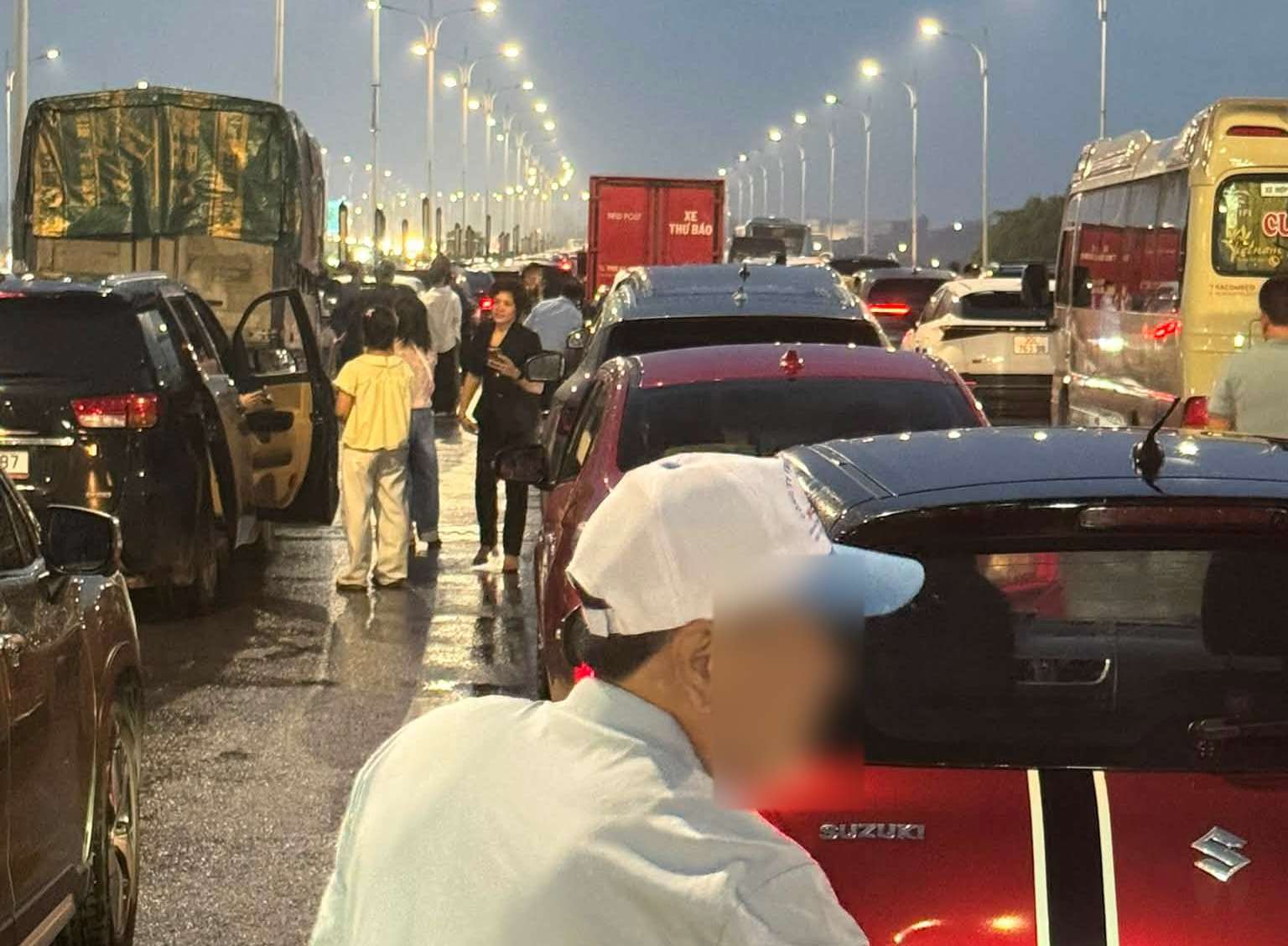 Serious traffic jam on Vinh Tuy bridge. Photo: Phuong Khuc