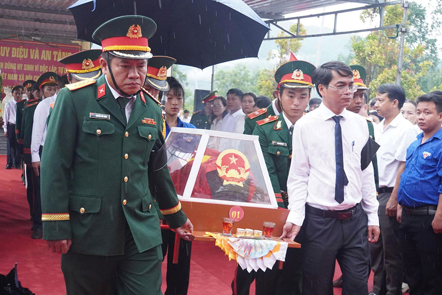 The memorial service and burial express deep gratitude to the heroic martyrs who sacrificed for the independence and freedom of the Fatherland. Photo: Quang Cuong (Da Nang City Military Command)