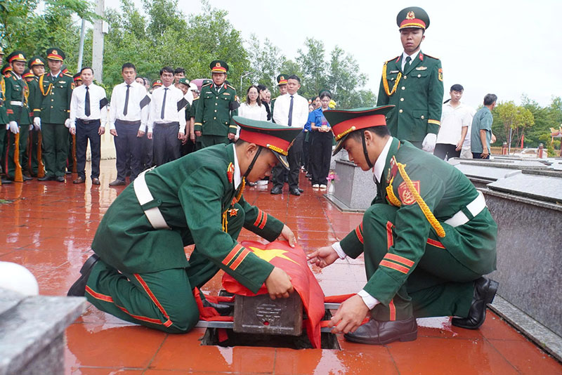 Lễ truy điệu, an táng 4 hài cốt liệt sĩ được tổ chức trang trọng tại Nghĩa trang Liệt sĩ xã Hà Nha, TP Đà Nẵng. Ảnh: Quang Cường (Bộ CHQS TP Đà Nẵng)