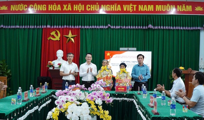 Phó Trưởng ban Thường trực Ban Tuyên giáo và Dân vận Thành ủy Nguyễn Mạnh Dũng (thứ 2, bên trái sang) tặng quà cho gia đình ông Coor Bum và ông Alăng Nghiết (xã Nam Giang). Ảnh: Thành ủy Đà Nẵng