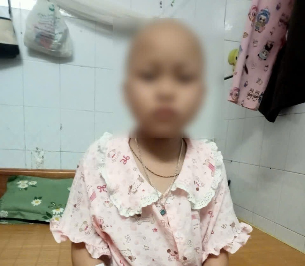 Bé Thanh Hà phát hiện ung thư máu, gắn bó với bệnh viện từ tháng 11.2025. Ảnh: Gia đình cung cấp