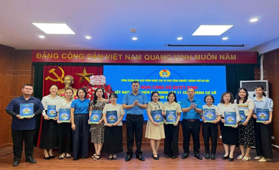 Mr. Nguyen Dinh Thang - Member of the Standing Committee of the Vietnam General Confederation of Labor, Chairman of the Trade Union of High-Tech Parks and Industrial Parks of Hanoi City (seventh from the left) and Vice Chairmen of the Trade Union of High-Tech Parks and Industrial Parks of Hanoi City congratulate the grassroots trade unions receiving the Establishment Decision. Photo: Trade Union of High-Tech Parks and Industrial Parks of Hanoi City provided
