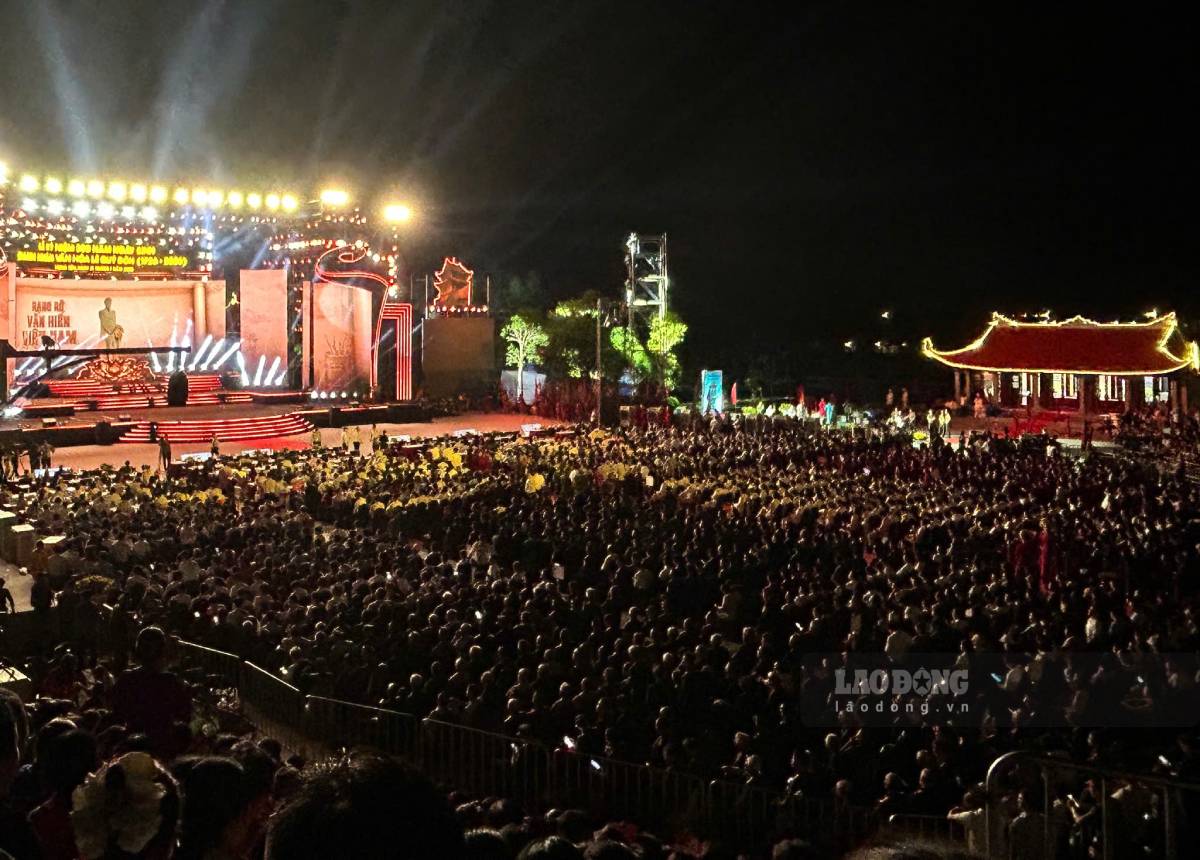 Les habitants et les touristes de partout viennent assister à la cérémonie de commémoration du 300e anniversaire de la naissance du personnage culturel Lê Quý Đôn dans la commune de Lê Quý Đôn, province de Hưng Yên. Photo: Hà Vi