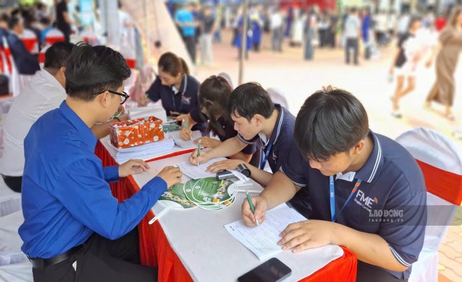 Les entreprises recrutent continuellement des travailleurs non qualifiés dans la ville de Cần Thơ. Photo: Hương Nha
