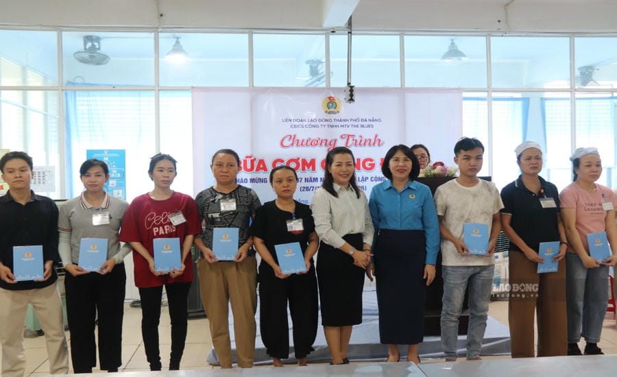 Leaders of Da Nang City Labor Federation and the Board of Directors of the company present gifts to support workers in difficult circumstances. Photo: Nguyen Linh