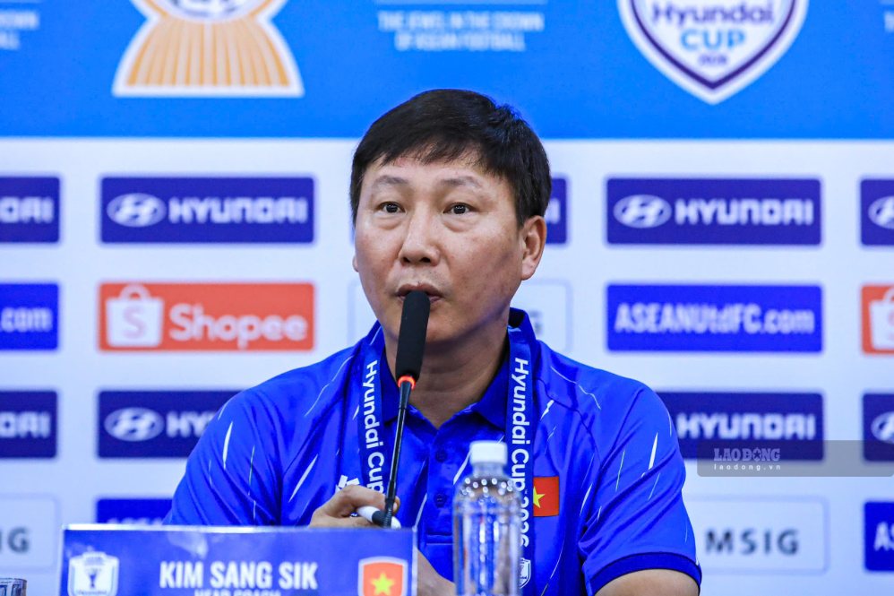 Coach Kim Sang-sik of the Vietnam team. Photo: Minh Dan