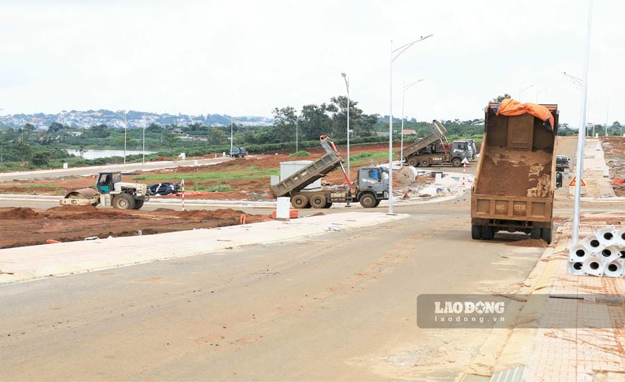 Gung Re resettlement area (Di Linh commune) with a total investment of more than 70 billion VND is urgently completing items. Photo: Phuc Khanh
