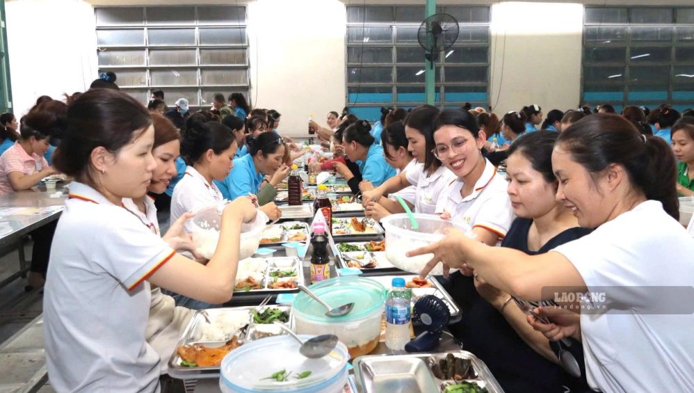 Đoàn viên, người lao động Công ty TNHH ASG Vina quây quần bên “Bữa cơm Công đoàn” trong không khí đầm ấm, vui tươi và gắn kết. Ảnh: Lâm Thiện