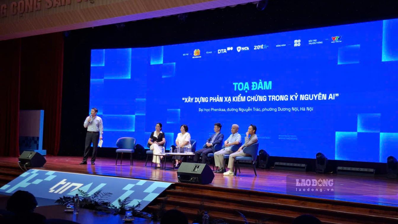 Talk show with the theme "Building verification reflexes in the AI era". Photo: Thach Lam