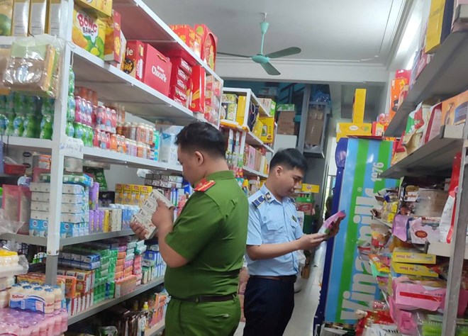 Market Management Team No. 9, Ninh Binh Provincial Market Management Department inspects business establishments. Photo: Ninh Binh Provincial Market Management Department