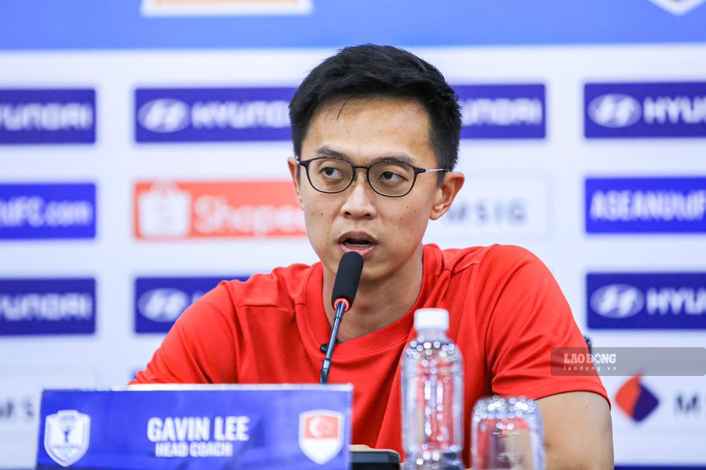 Coach Gavin Lee highly appreciates the performance of Singaporean players after the draw against Vietnam. Photo: Minh Dan