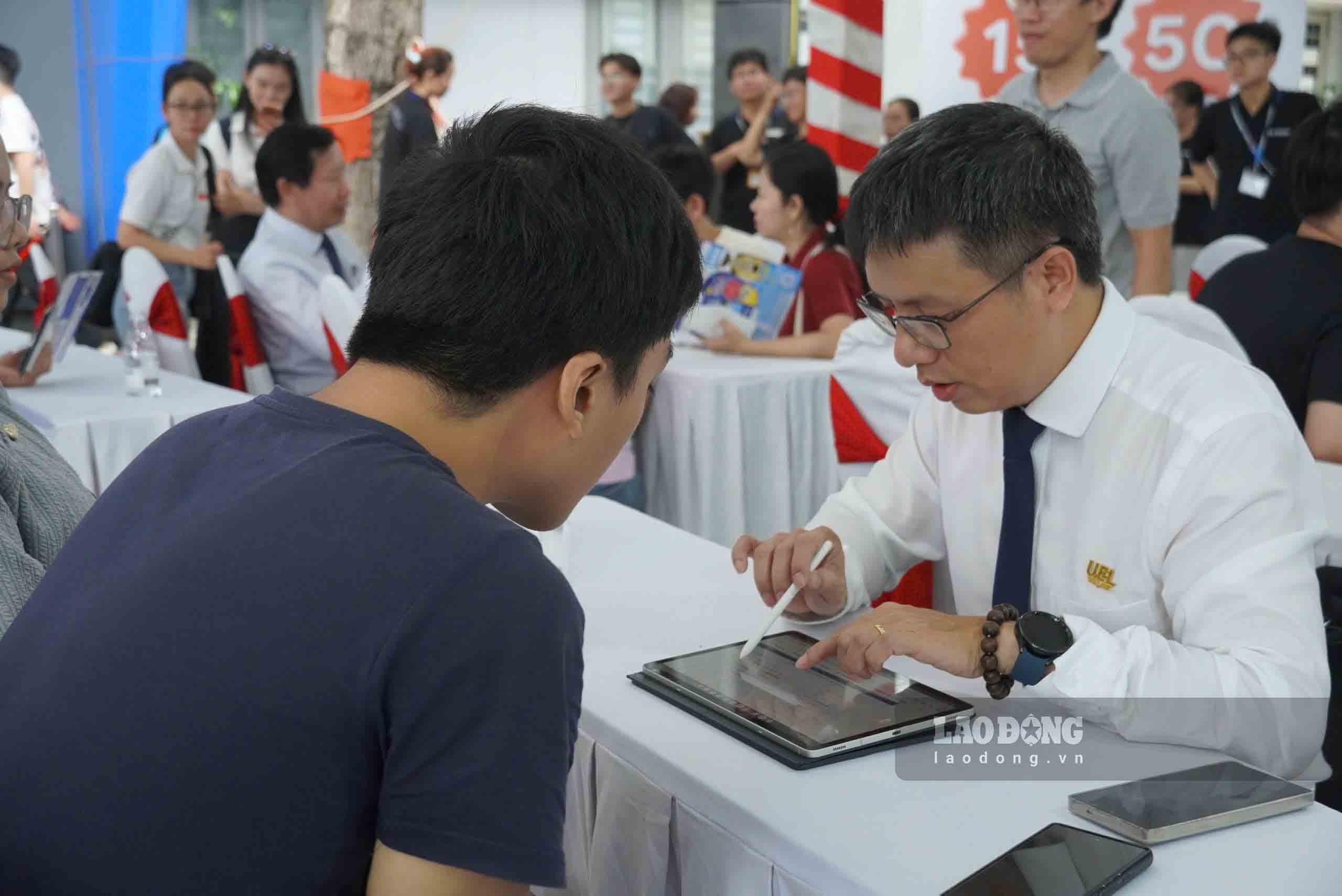 Theo ThS Cù Xuân Tiến (bìa phải), điểm chuẩn Trường Đại học Kinh tế - Luật năm 2026 dự kiến dao động từ 70-90 điểm theo thang điểm 100. Ảnh: Chân Phúc