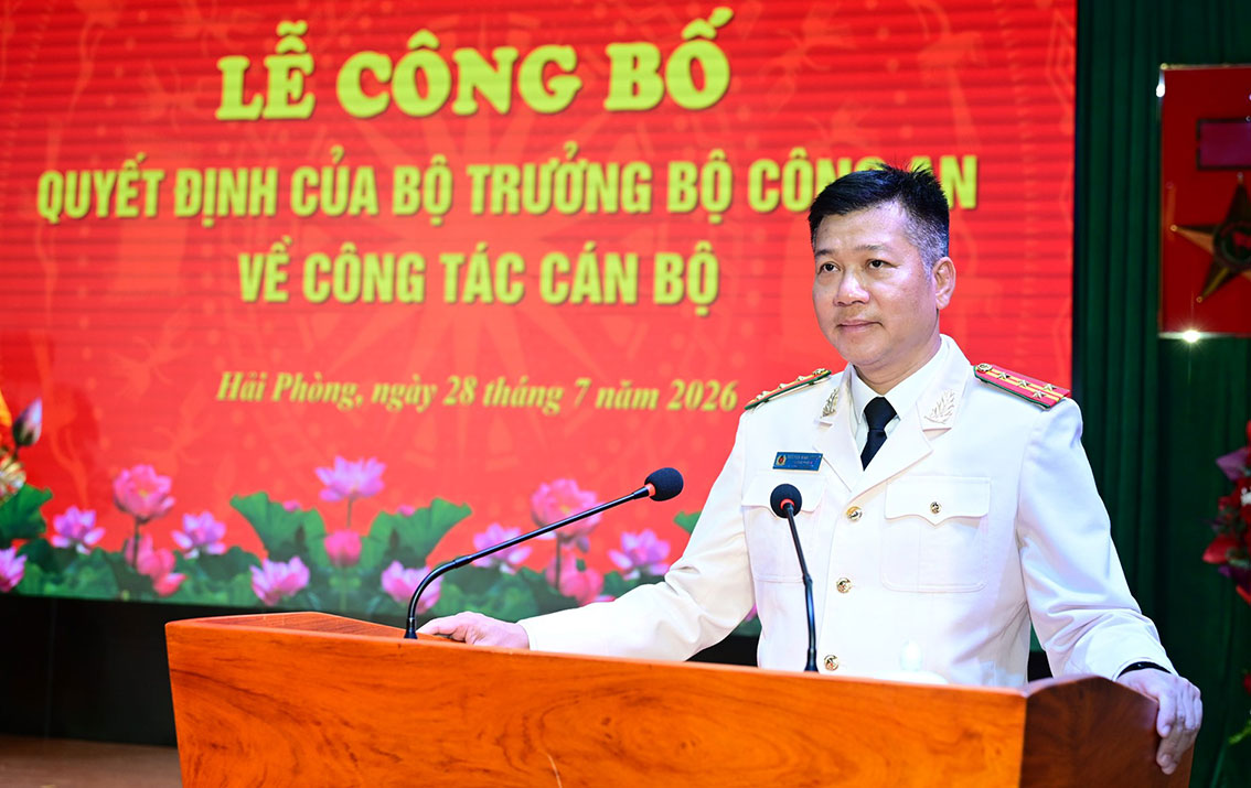 Đại tá Nguyễn Bình Khánh phát biểu sau khi nhận quyết định bổ nhiệm, biệt phái. Ảnh: Công an TP Hải Phòng