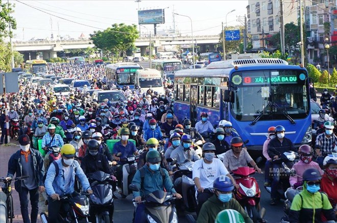 Ho Chi Minh City studies opening priority lanes for buses to be on time. Photo: Minh Quan