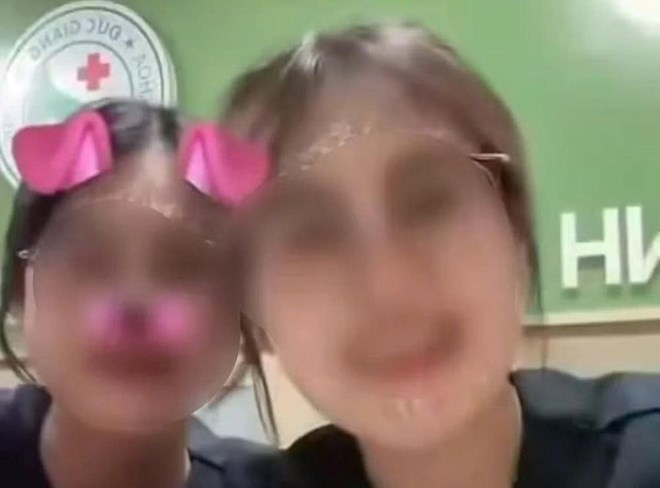 Two medical students from Hanoi University of Business and Technology were suspended from school for one year, after a phản cảm livestream on social networks. Screenshot
