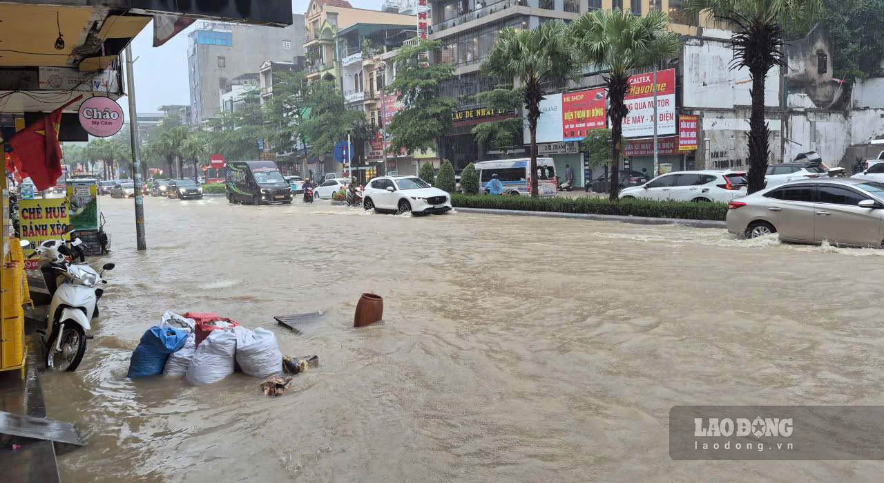 Flooding often occurs when heavy rain lasts right in the center of the old Ha Long City. Photo: Nguyen Hung