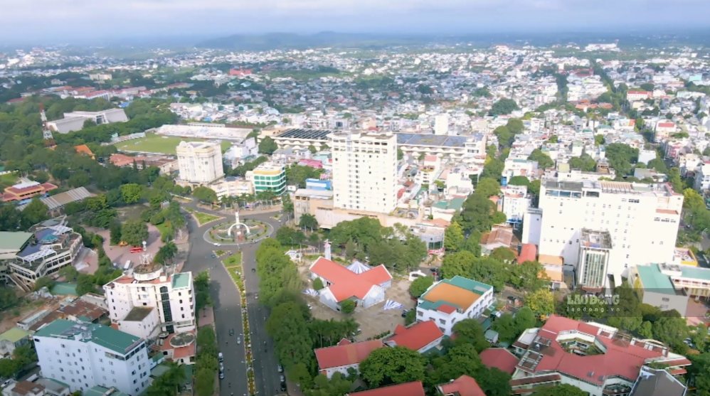 Functional agencies of Dak Lak province will organize auctions of 17 golden land plots in the East and West regions. Photo: Bao Trung