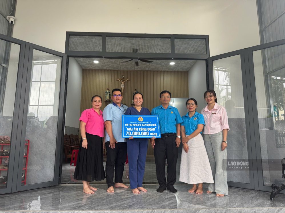 Dak Lak Provincial Labor Federation supports funding to build a shelter for union member Dao Thi Huyen. Photo: Dak Lak Trade Union