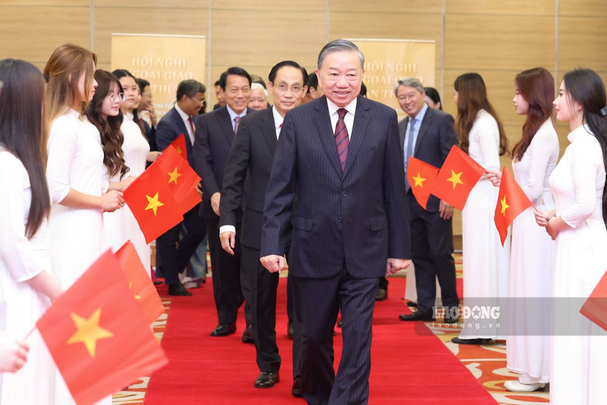 General Secretary and President To Lam attends the plenary opening session of the 33rd Diplomatic Conference at the International Convention Center, Hanoi. Photo: Hai Nguyen