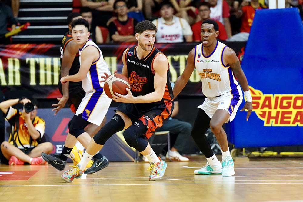 Saigon Heat (black shirt) defeated Nha Trang Dolphins with a score of 86-71 to continue to chase the leading group of VBA 2026. Photo: VBA