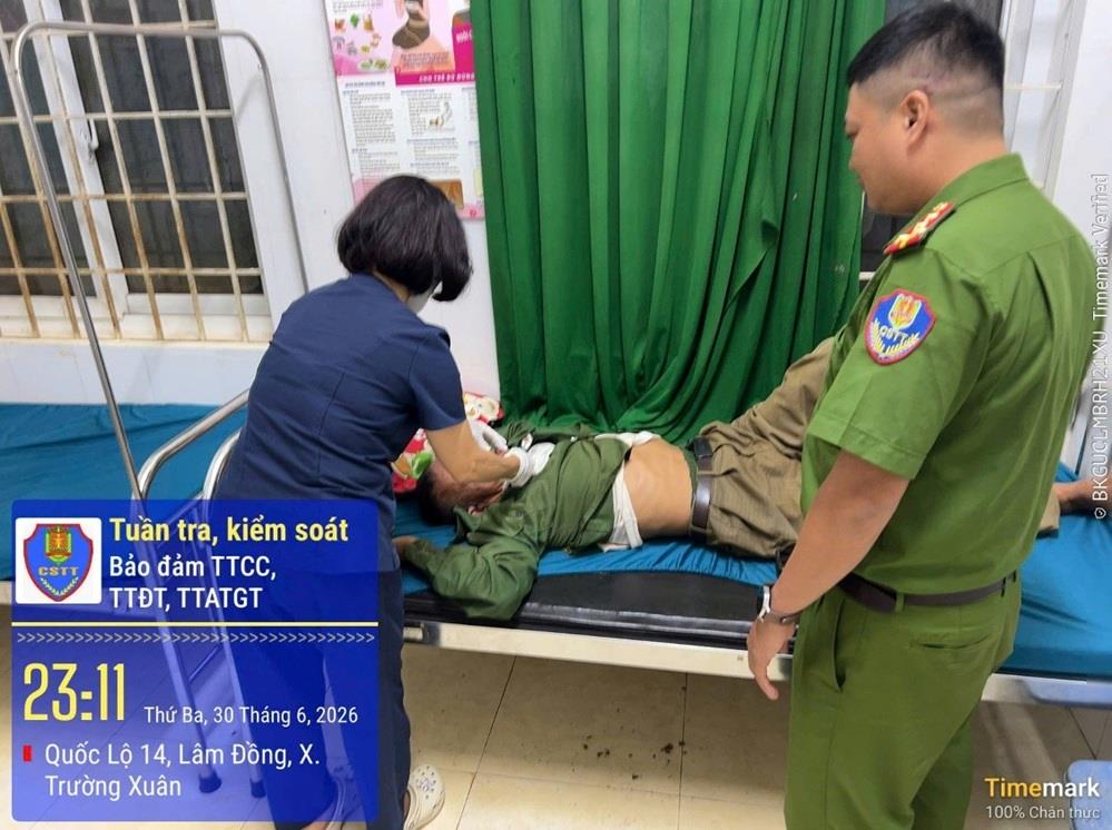 Commune police officers quickly took the victim to Truong Xuan Commune Health Station for emergency treatment. Photo: Police