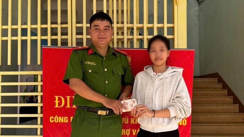 Students in Quang Tri pick up wallets and hand them over to the police. Photo: Tan My Commune Police