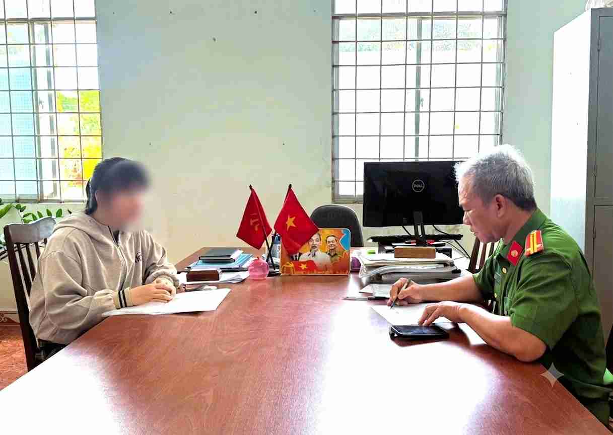 Ms. Ho Thi Bich Thao (resident of Dak Lak province) reported to the police after suddenly receiving 6 million VND from a stranger. Photo: Police provided
