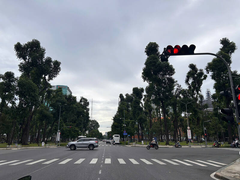 Ho Chi Minh City weather is gloomy, thunderstorms in the morning 4. 7. Photo: Ha May