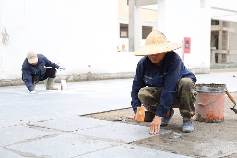 Các công nhân đẩy nhanh tiến độ dự án Trường phổ thông nội trú liên cấp TH, THCS Thanh Thủy. Ảnh: Đức Thắng