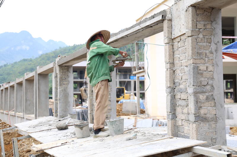Công nhân thi công các hạng mục phụ trợ. Ảnh: Đức Thắng