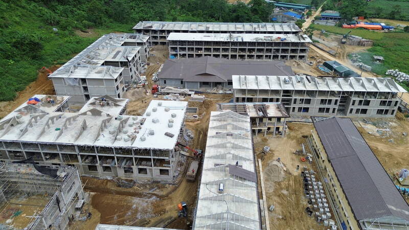 Các dãy nhà tại Trường phổ thông nội trú liên cấp TH, THCS Minh Tân được triển khai đồng bộ. Ảnh: Đức Thắng