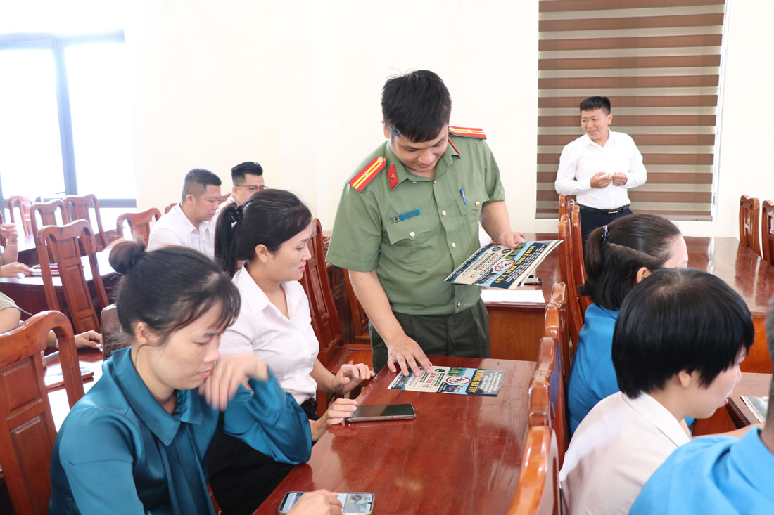Mau A Commune Police distribute leaflets to propagate and disseminate legal knowledge about drug prevention and control. Photo: Manh Hung