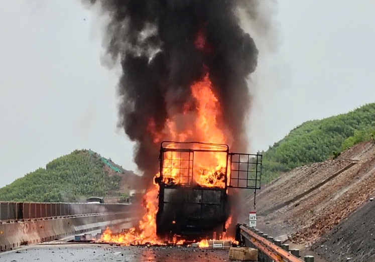 Truck fire on Van Ninh - Cam Lo expressway passing through Kim Ngan commune. Photo: Van Hai