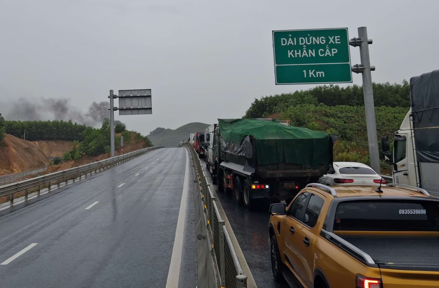 Vụ cháy khiến đoạn Cao tốc Vạn Ninh - Cam Lộ bị tắc dài. Ảnh: Văn Hải