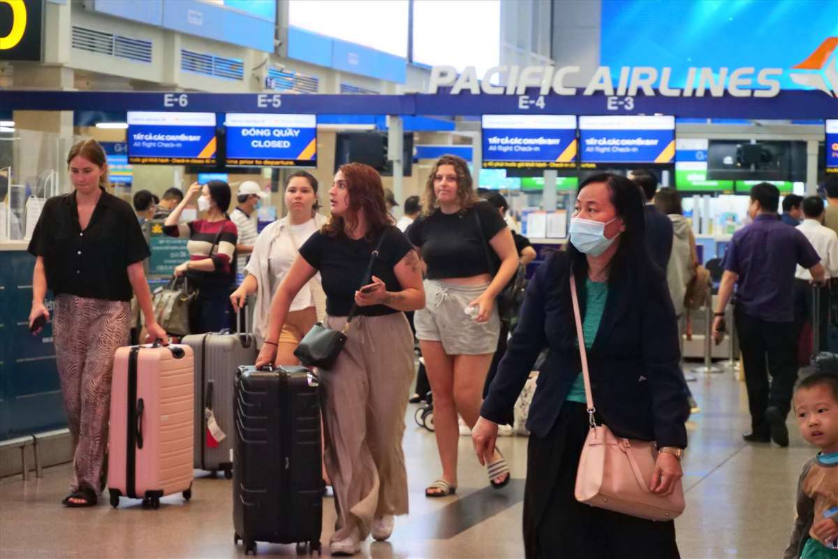 Hành khách tại sân bay Tân Sơn Nhất. Ảnh: Anh Tú